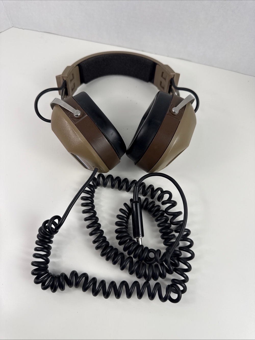 Vintage 1970 Brown Over-Ear Wired Headphones - Comfortable Foldable Design